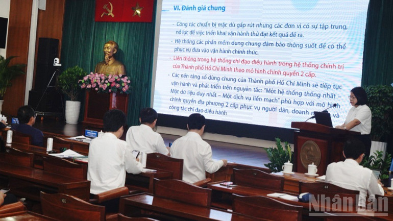 Bà Võ Thị Trung Trinh báo cáo kết quả vận hành thử nghiệm sáng nay. (Ảnh: THẾ ANH) ndo_br_h5-4896.jpg