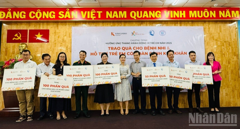 Quỹ Khởi sự từ tâm đã trao tặng các phần quà cho các em nhỏ đang điều trị tại các bệnh viện. ndo_br_kim-oanh-8078.jpg
