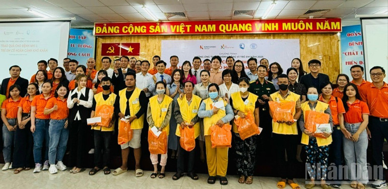 Quỹ Khởi sự từ tâm trao quà cho các bệnh nhân nhi của Bệnh viện Chợ Rẫy. ndo_br_kimoanh-2792.jpg