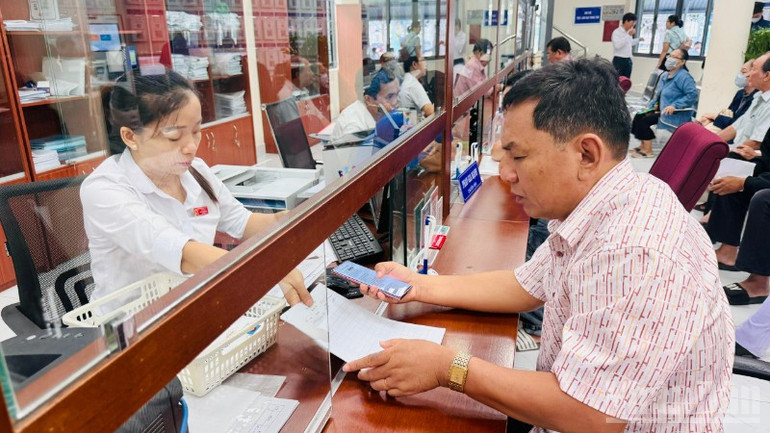 Người dân tới thực hiện thủ tục hành chính sáng ngày 4/8, tại phường Bà Rịa. ndo_br_thu-tuc-hc-ba-ria-1027.jpg