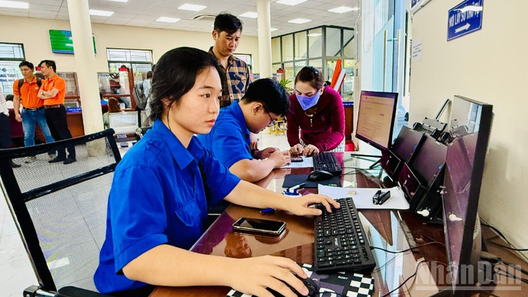 Ngoài lực lượng cán bộ, công chức bảo đảm chuyên môn nghiệp vụ tiếp nhận và giải quyết thủ tục hành chính cho bà con, phường còn bố trí đội ngũ thanh niên tình nguyện để hỗ trợ. ndo_br_thanh-nien-ba-ria-7482.jpg