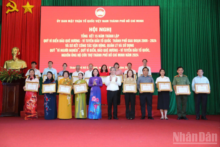 Khen thưởng các tổ chức, cá nhân có đóng góp tiêu biểu đối với các nguồn quỹ và các hoạt động an sinh xã hội của Mặt trận Tổ quốc thành phố. ndo_br_khen-thuong-756-1883.jpg