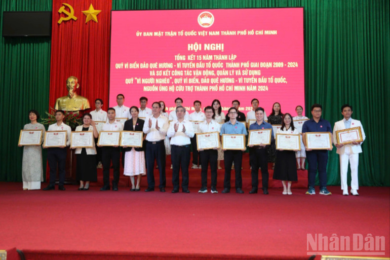 Lãnh đạo Ủy ban Mặt trận Tổ quốc Việt Nam thành phố tặng Bằng khen cho các y bác sĩ tham gia chuyến công tác khám bệnh cho quân và dân Trường Sa. ndo_br_tri-an-bs-8585.jpg