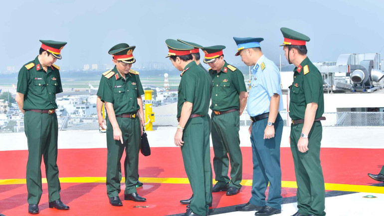 Kiểm tra toàn diện chất lượng kỹ thuật và khả năng vận hành thực tế của bãi hạ cánh trực thăng, để có cơ sở báo cáo xin phép Bộ Quốc phòng ra quyết định đưa vào sử dụng và đây cũng là bãi đáp trực thăng thứ hai ở Bệnh viện Quân y 175. 4.jpg