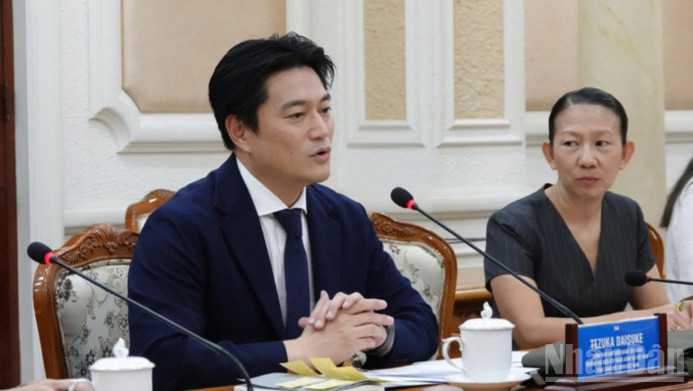 Ông Tezuka Daisuke, Trưởng đại diện Tập đoàn Aeon Việt Nam trao đổi về định hướng mở rộng trung tâm thương mại tại Thành phố Hồ Chí Minh. ndo_br_aeon-9791.jpg