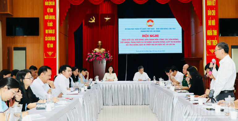 Đại diện các ban, sở, ngành, đơn vị chia sẻ kế hoạch phối hợp hỗ trợ đồng bào gặp khó khăn do bão lũ . ndo_br_hoi-nghi.jpg