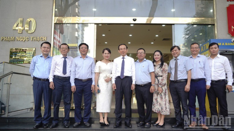 Lãnh đạo Thành phố Hồ Chí Minh chụp hình lưu niệm cùng tập thể Cơ quan đại diện Báo Nhân dân tại khu vực miền Nam ndo_br_4-7629.jpg
