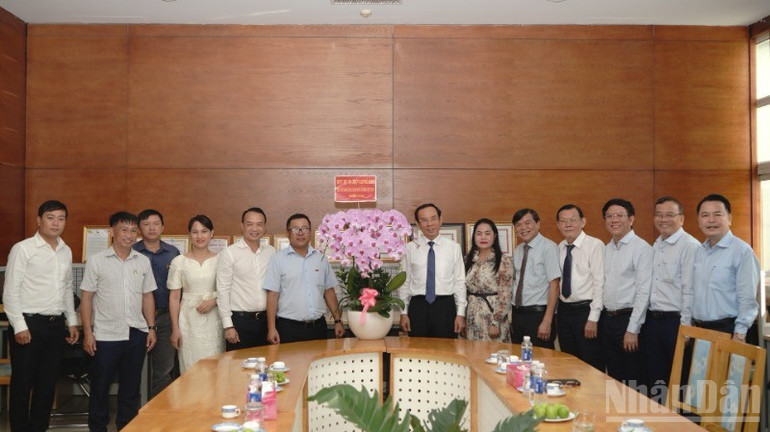 Đoàn công tác của Thành ủy, Hội đồng nhân dân, Ủy ban nhân dân, Ủy ban Mặt trận Tổ quốc Việt Nam Thành phố Hồ Chí Minh do đồng chí Nguyễn Văn Nên, Ủy viên Bộ Chính trị, Bí thư Thành ủy Thành phố Hồ Chí Minh làm trưởng đoàn chúc mừng Cơ quan đại diện Báo Nhân Dân tại khu vực miền nam nhân dịp Kỷ niệm 100 năm Ngày Báo chí cách mạng Việt Nam (21/6/1925-21/6/2025) (Ảnh: Thế Anh) ndo_br_3-5307.jpg