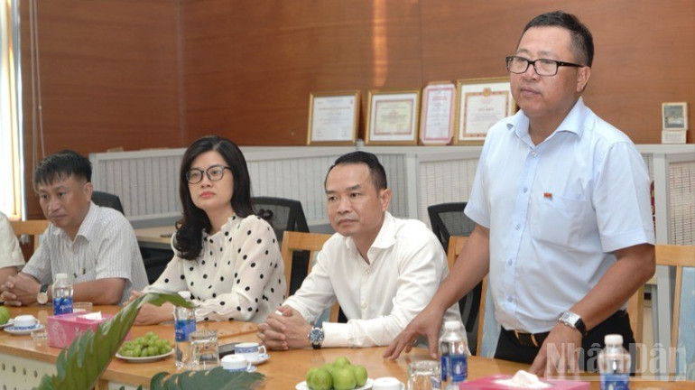 Đồng chí Lê Nam Tư, Vụ trưởng, Trưởng Cơ quan đại diện Báo Nhân Dân tại khu vực miền Nam đã báo cáo với đoàn về tình hình hoạt động của Báo Nhân Dân (Ảnh: Thế Anh) ndo_br_dsc09919-3216.jpg