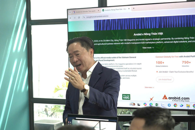 Ông Trần Văn Chín, Chủ tịch Hội đồng quản trị Công ty Cổ phần Công nghệ Arobid giới thiệu nền tảng B2B “Nongthonviet.arobid.com”. ong-chin.jpg
