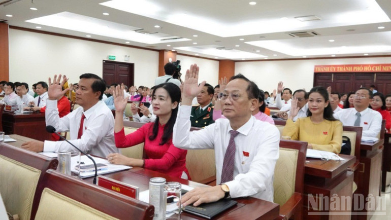 Các đại biểu biểu quyết thông qua các Nghị quyết tại kỳ họp. ndo_br_hoi-dong-nhan-dan-1952.jpg