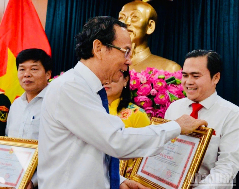 Trong dịp này, nhiều tập thể và cá nhân đã được khen thưởng vì có những đóng góp tích cực trong thực hiện vai trò, chức năng của Hội đồng nhân dân Thành phố trong giai đoạn 2021-2025. ndo_br_z6750520448177-8d7097e87e78c10f5fed15660900286c-7947.jpg