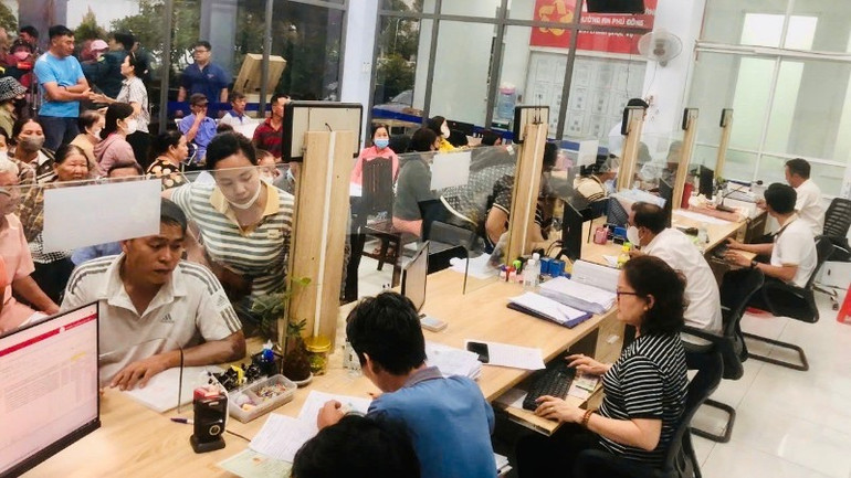 18 giờ tối ngày 1/9, cán bộ phường An Phú Đông đang phát quà tặng 2/9 cho bà con trên địa bàn. an-phu-dong-6355.jpg