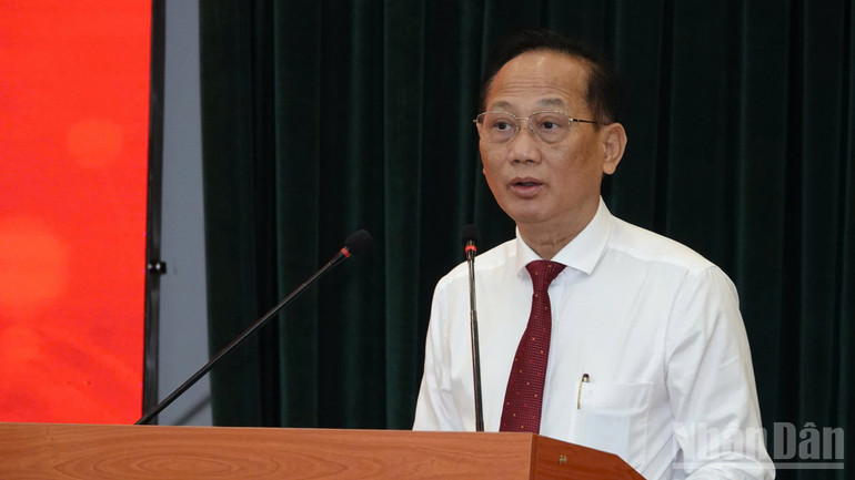 Kameraad Tran Van Nam, lid van het stadspartijcomité en adjunct-secretaris van het partijcomité van het volkscomité van Ho Chi Minhstad, sprak tijdens de ceremonie. ndo_br_dc-nam.jpg