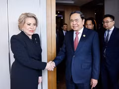 Chủ tịch Quốc hội Trần Thanh Mẫn hội kiến Chủ tịch Hội đồng Liên bang Nga Valentina Matviyenko. (Ảnh: TTXVN)