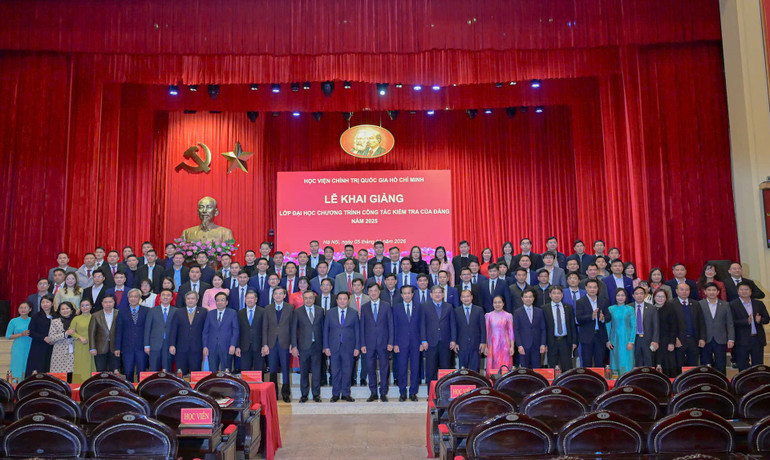 gen-h-0701-cac-dong-chi-lanh-dao-dang-nha-nuoc-va-cac-hoc-vien-cua-hai-lop-dai-hoc-chuong-trinh-cong-tac-kiem-tra-cua-dang.jpg