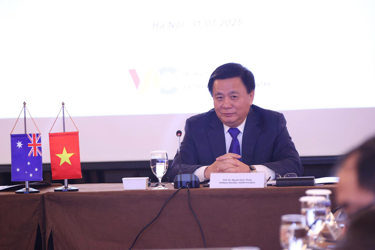 Đồng chí Nguyễn Xuân Thắng, Ủy viên Bộ Chính trị, Giám đốc Học viện Chính trị quốc gia Hồ Chí Minh, Chủ tịch Hội đồng Lý luận Trung ương, Trưởng ban Chỉ đạo Dự án Trung tâm Việt-Úc (VAC) tại cuộc họp sơ kết 3 năm hoạt động của Trung tâm và thảo luận định hướng hoạt động trong thời gian tới. gen-h-0108-a-thang.jpg
