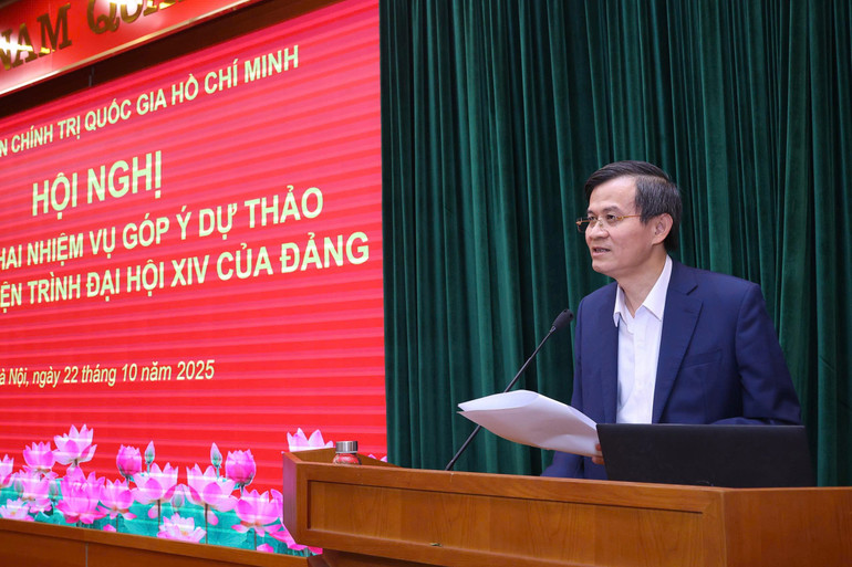 Đồng chí Đoàn Minh Huấn phát biểu tại hội nghị. gen-h-2210-huan.jpg