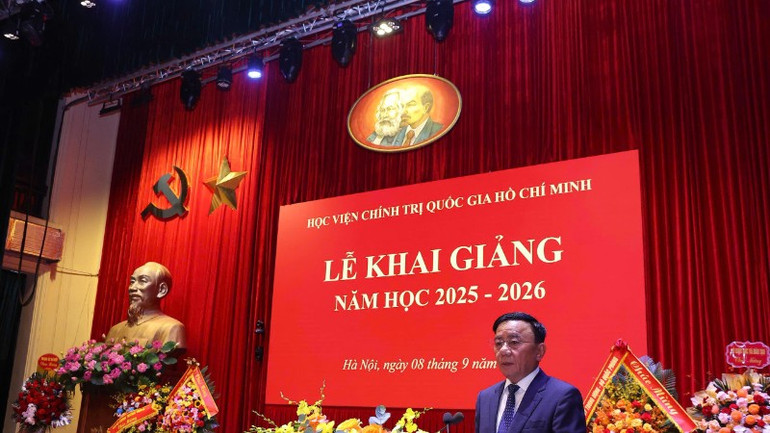 Đồng chí Trần Cẩm Tú, Ủy viên Bộ Chính trị, Thường trực Ban Bí thư phát biểu chỉ đạo tại buổi Lễ khai giảng năm học 2025-2026 của Học viện Chính trị quốc gia Hồ Chí Minh. gen-h-0809-anh-tu-7841.jpg