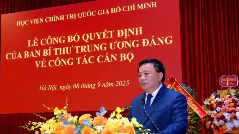 Đồng chí Nguyễn Xuân Thắng, Ủy viên Bộ Chính trị, Giám đốc Học viện Chính trị quốc gia Hồ Chí Minh, Chủ tịch Hội đồng Lý luận Trung ương phát biểu tại buổi Lễ trao quyết định của Ban Bí thư về công tác cán bộ tại Học viện Chính trị quốc gia Hồ Chí Minh. gen-h-0809-anh-thang-giao-nhiem-vu-6570.jpg
