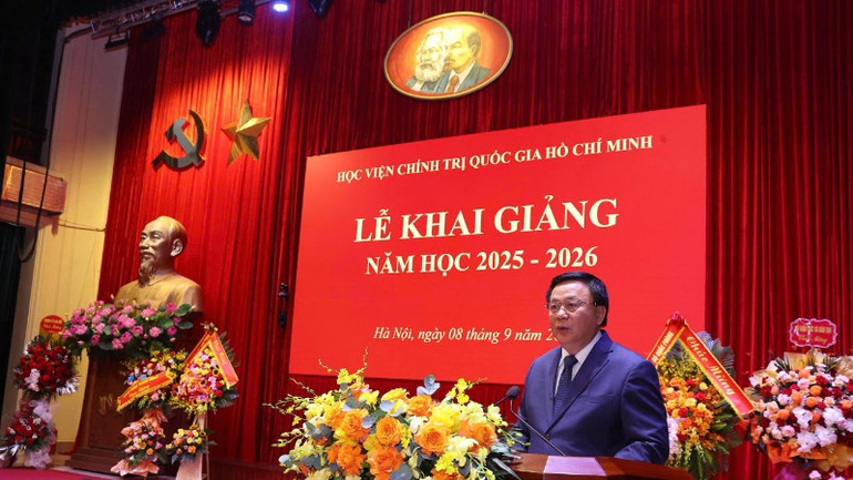 Đồng chí Nguyễn Xuân Thắng, Ủy viên Bộ Chính trị, Giám đốc Học viện Chính trị quốc gia Hồ Chí Minh, Chủ tịch Hội đồng Lý luận Trung ương phát biểu tại lễ khai giảng năm học 2025-2026. gen-h-0809-a-thang-4714.jpg