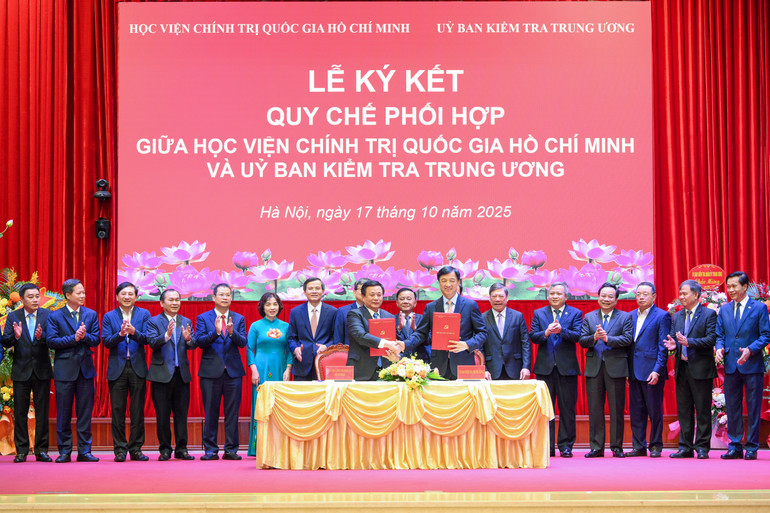 Majlis menandatangani Peraturan Penyelarasan antara Akademi Politik Kebangsaan Ho Chi Minh dan Suruhanjaya Pemeriksaan Pusat dalam penyelidikan dan latihan saintifik dan pemupukan kerja pemeriksaan Parti. 02.jpg