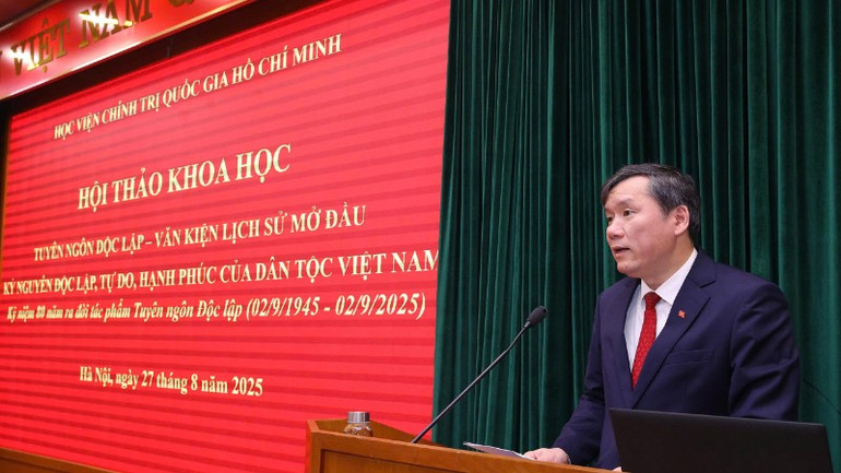 Đồng chí Lê Văn Lợi, Phó Giám đốc Học viện Chính trị quốc gia Hồ Chí Minh phát biểu tại hội thảo. gen-h-282-6258.jpg