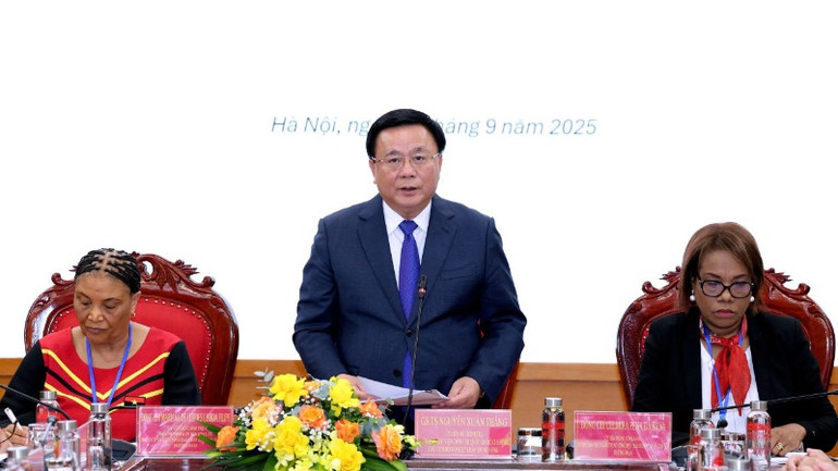 Đồng chí Nguyễn Xuân Thắng, Ủy viên Bộ Chính trị, Giám đốc Học viện Chính trị quốc gia Hồ Chí Minh, Chủ tịch Hội đồng Lý luận Trung ương phát biểu tại Lễ khai giảng Chương trình nghiên cứu, khảo sát thực tiễn và trao đổi chuyên đề dành cho cán bộ lãnh đạo, quản lý của Đảng MPLA và Đảng FRELIMO. gen-h-05093-anh-thang-giua-phat-bieu-354.jpg
