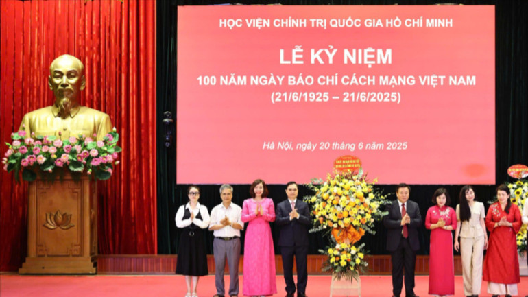 Đồng chí Nguyễn Xuân Thắng, Ủy viên Bộ Chính trị, Giám đốc Học viện Chính trị quốc gia Hồ Chí Minh, Chủ tịch Hội đồng Lý luận Trung ương tặng hoa các đơn vị trong hệ thống báo chí của Học viện Chính trị quốc gia Hồ Chí Minh. gen-h-21062-989.jpg