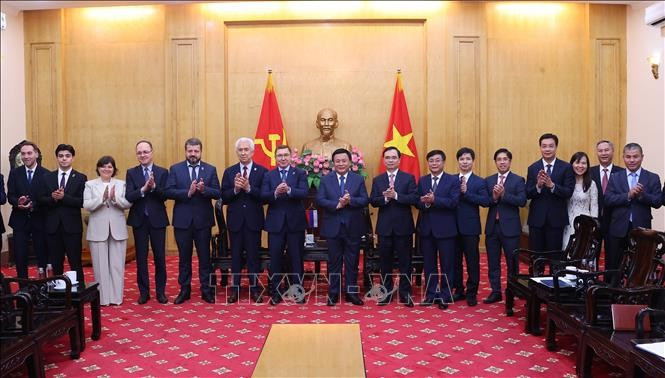 Đồng chí Nguyễn Xuân Thắng và cán bộ Học viện Chính trị quốc gia Hồ Chí Minh chụp ảnh lưu niệm với ông Yakushev Vladimir Vladimirovich và các thành viên trong Đoàn đại biểu Đảng Nước Nga Thống nhất đến thăm và làm việc tại học viện. 3082.jpg