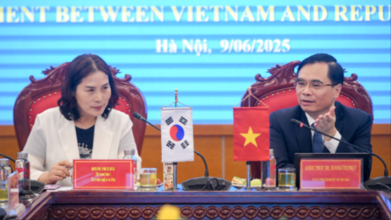 Đồng chí Dương Trung Ý, Phó Giám đốc Học viện Chính trị quốc gia Hồ Chí Minh và bà Nam Misun, Trưởng phòng Thành phố Gwangju, Trưởng Đoàn đại biểu Viện Giáo dục Thống nhất Quốc gia Hàn Quốc trao đổi công tác hợp tác giữa Học viện Chính trị quốc gia Hồ Chí Minh và Viện Giáo dục Thống nhất Quốc gia Hàn Quốc. (Ảnh THẾ ĐẠI) 0906-toa-dam-1-2682-3807.jpg