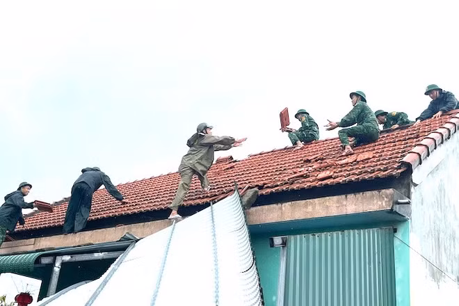 Đồn Biên phòng Phong Hải (Bộ Chỉ huy Quân sự thành phố Huế) đã phối hợp với các lực lượng chức năng giúp dân khắc phục hậu quả.