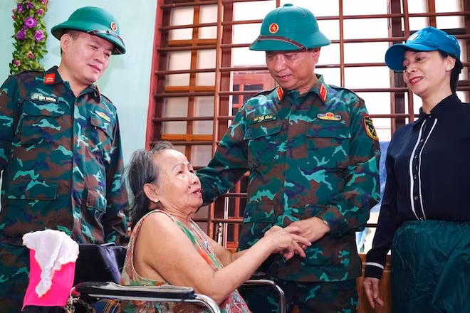 Trung tướng Hà Thọ Bình, Tư lệnh Quân khu 4 đến thăm, động viên và tặng quà cho nhân dân vùng bị ngập lụt.