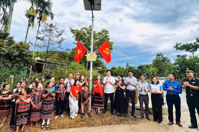 Khánh thành công trình “Ánh sáng đường Biên” và “Đường cờ Tổ quốc” trao tặng Nhân dân thôn Phú Thượng, xã A Lưới 3.