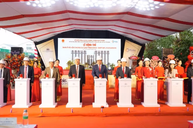 Các đại biểu thực hiện nghi thức bấm nút khởi công dự án.