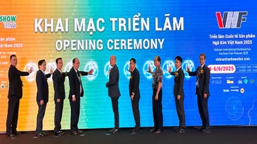 Các đại biểu thực hiện nghi thức khai mạc hai triển lãm VHF 2025 và Home Show Vietnam 2025.