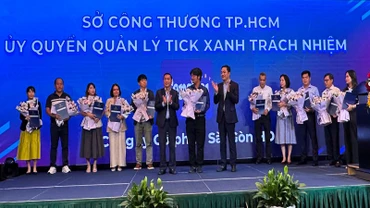 Sở Công thương thành phố trao ủy quyền quản lý “Tick xanh trách nhiệm” cho các hệ thống phân phối lớn.