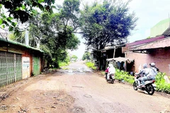 Dự án đường Hồ Chí Minh đoạn tránh phía đông thành phố Buôn Ma Thuột (cũ) hiện còn vướng mắc 0,113 km đoạn qua địa bàn xã Cuôr Đăng chưa được giải phóng mặt bằng.