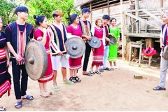Một buổi dạy cồng chiêng cho thế hệ trẻ.