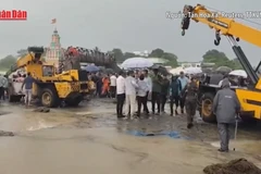 [Video] Sập cầu ở Ấn Độ, hàng chục người thương vong