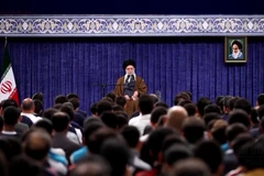 [Video] Lãnh tụ tối cao Iran Ali Khamenei rút vào nơi ẩn náu