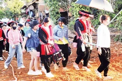 Nét độc đáo trong lễ cưới của người Dao đỏ là cô dâu được nhà gái chủ động đưa sang nhà chồng trong trang phục truyền thống.