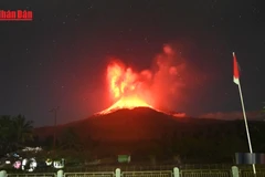 [Video] Núi lửa Indonesia phun trào, tro bụi bốc cao 18 km