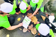 Học sinh Trường THCS Nam Đà, xã Nam Đà, tỉnh Lâm Đồng thực hành tiết học ngoại khóa về môi trường tự nhiên tại Khu Bảo tồn thiên nhiên Nam Nung.