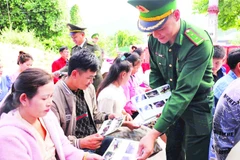 Bộ đội Biên phòng tỉnh Điện Biên phát tờ gấp tuyên truyền pháp luật đến đồng bào dân tộc thiểu số ở biên giới Việt Nam - Lào.
