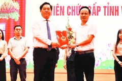 Lãnh đạo Ủy ban nhân dân tỉnh Phú Thọ trao quyết định điều động công chức, viên chức cấp tỉnh về công tác tại xã.