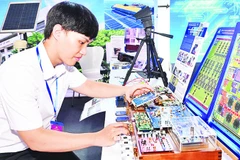 Triển lãm sản phẩm công nghệ tại Đại hội đại biểu Đảng bộ Thành phố Hồ Chí Minh lần thứ I. (Ảnh QUỐC THANH)