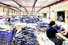 Cán bộ, công nhân Nhà máy may xuất khẩu TNG Võ Nhai khẩn trương khắc phục hậu quả lũ lụt để khôi phục sản xuất.