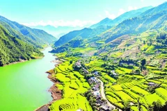Thời tiết vào thu ở Ngọc Chiến thường mát mẻ và dễ chịu, thuận lợi cho các hoạt động tham quan và du lịch.