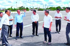 Bí thư Tỉnh ủy Cà Mau Nguyễn Hồ Hải (áo sơ mi xanh) kiểm tra thực tế việc khẩn trương hoàn tất cơ sở vật chất để phục vụ Đại hội Đảng bộ tỉnh.